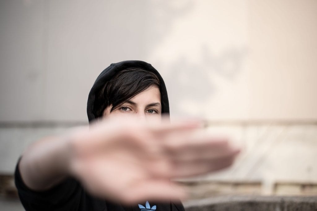 Підліток закривається в собі і не реагує на події